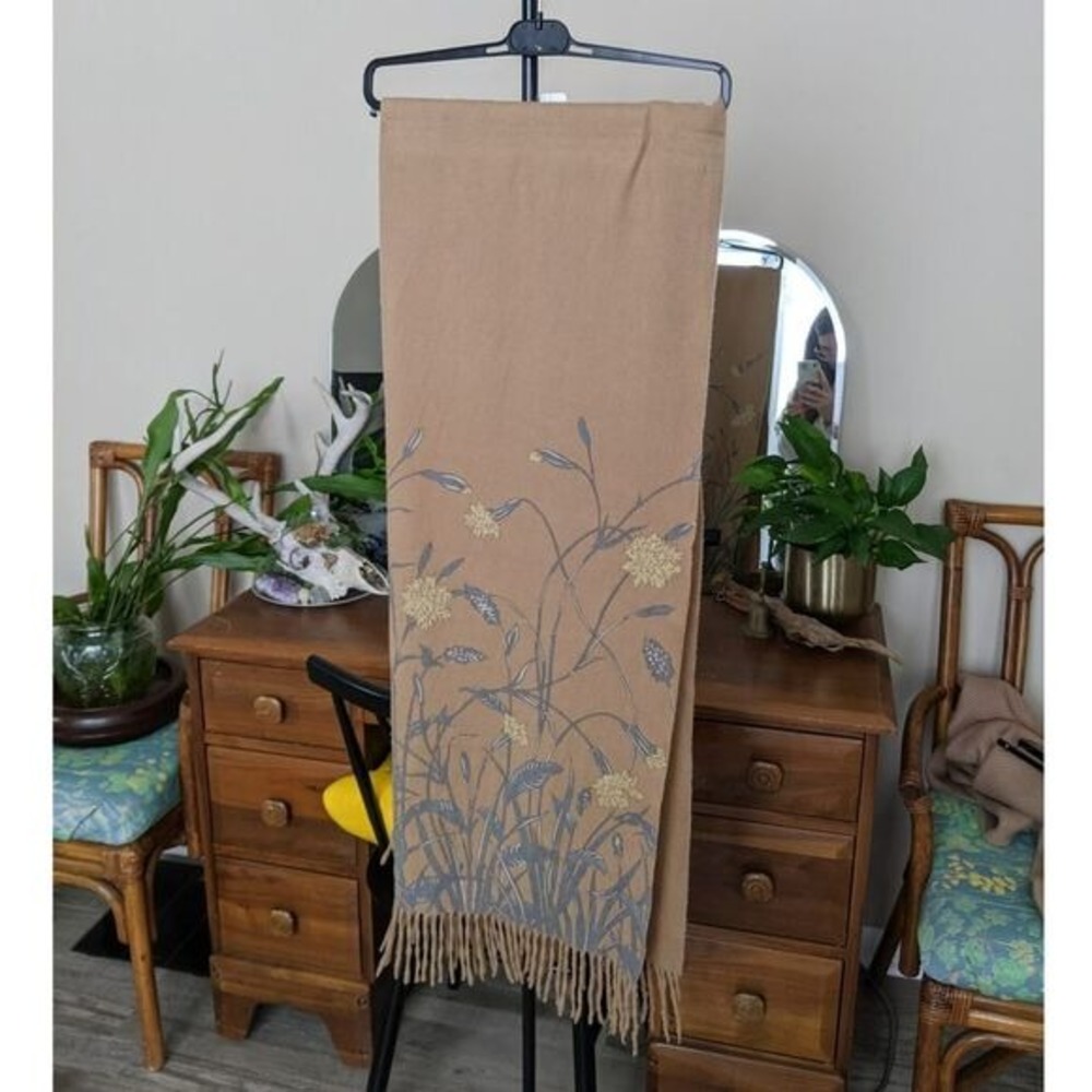 Johnstons Cashmere wrap shawl Tan Floral Made in Scotland Fringe LN/NWOT - Picture 9 of 10